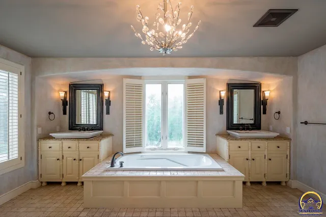 $925,000 | 1533 Southwest Stratford Road, Topeka, KS 66604