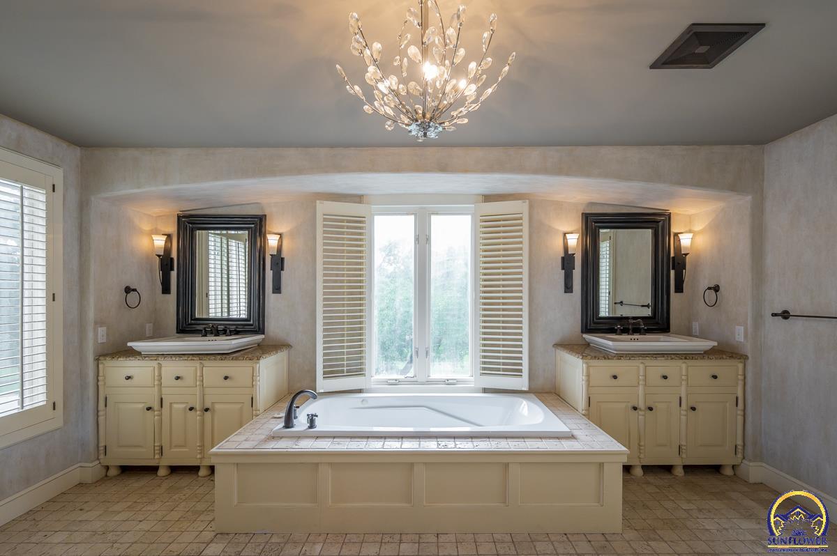 1533 Southwest Stratford Road Topeka, KS 66604 - Photo 36 of 56