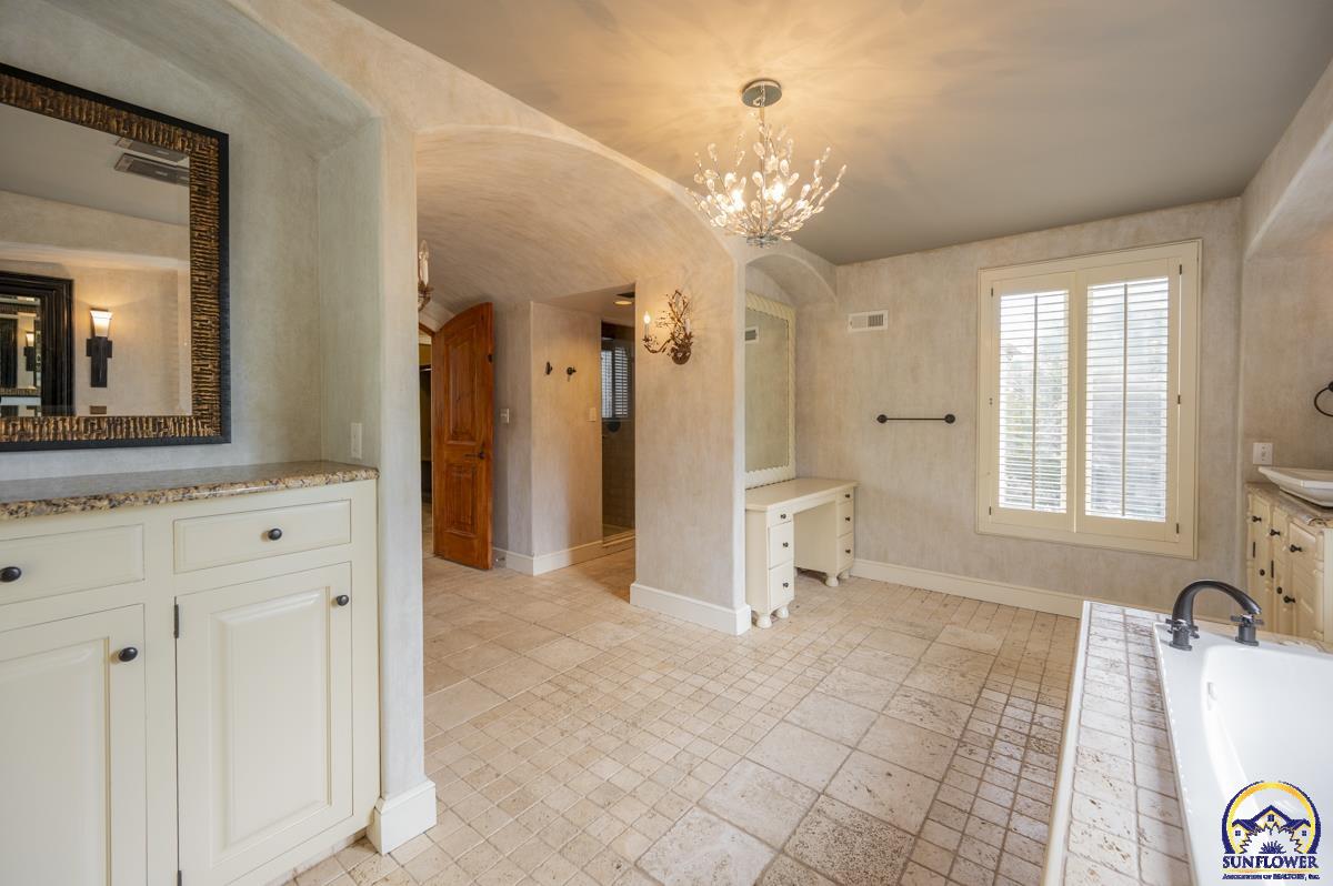 1533 Southwest Stratford Road Topeka, KS 66604 - Photo 37 of 56