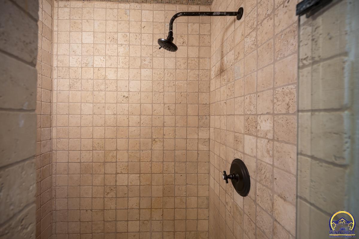 1533 Southwest Stratford Road Topeka, KS 66604 - Photo 40 of 56