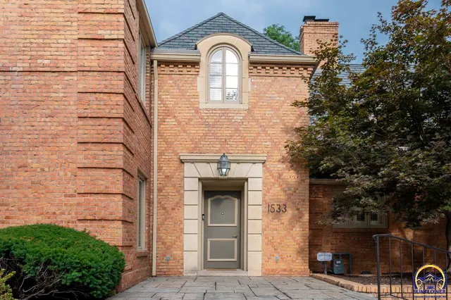 $925,000 | 1533 Southwest Stratford Road, Topeka, KS 66604