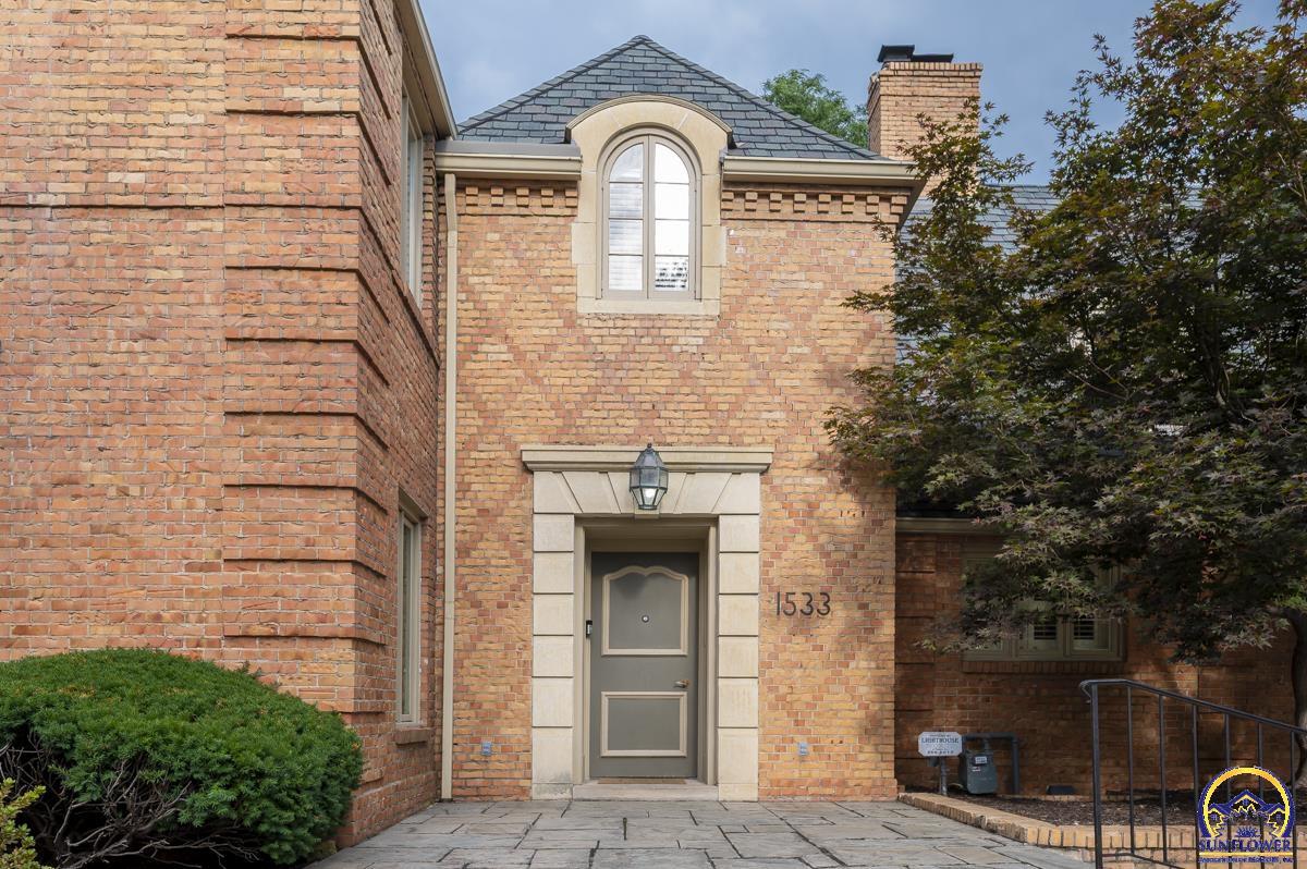 1533 Southwest Stratford Road Topeka, KS 66604 - Photo 4 of 56