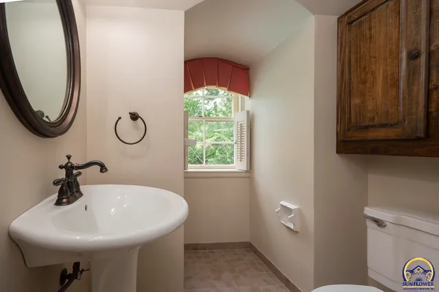 $925,000 | 1533 Southwest Stratford Road, Topeka, KS 66604