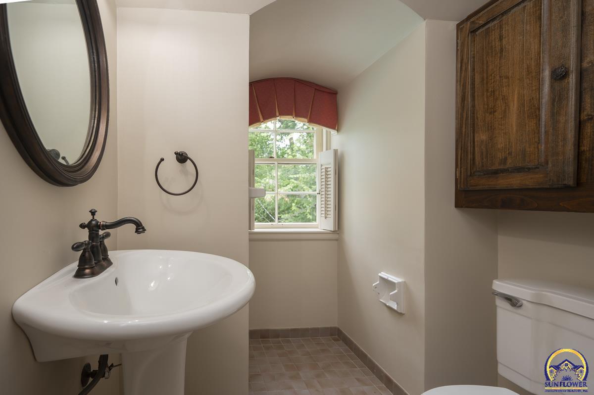 1533 Southwest Stratford Road Topeka, KS 66604 - Photo 42 of 56