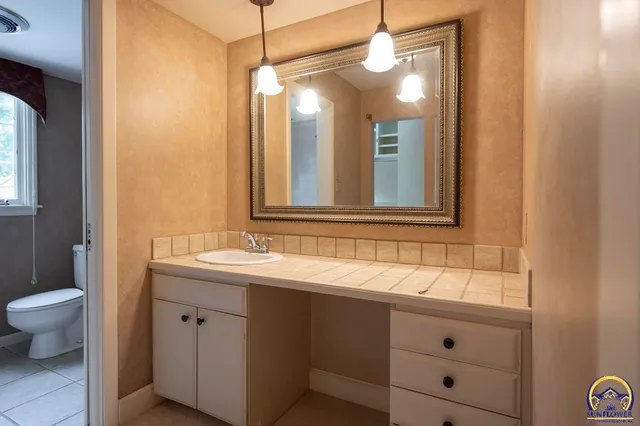 $925,000 | 1533 Southwest Stratford Road, Topeka, KS 66604