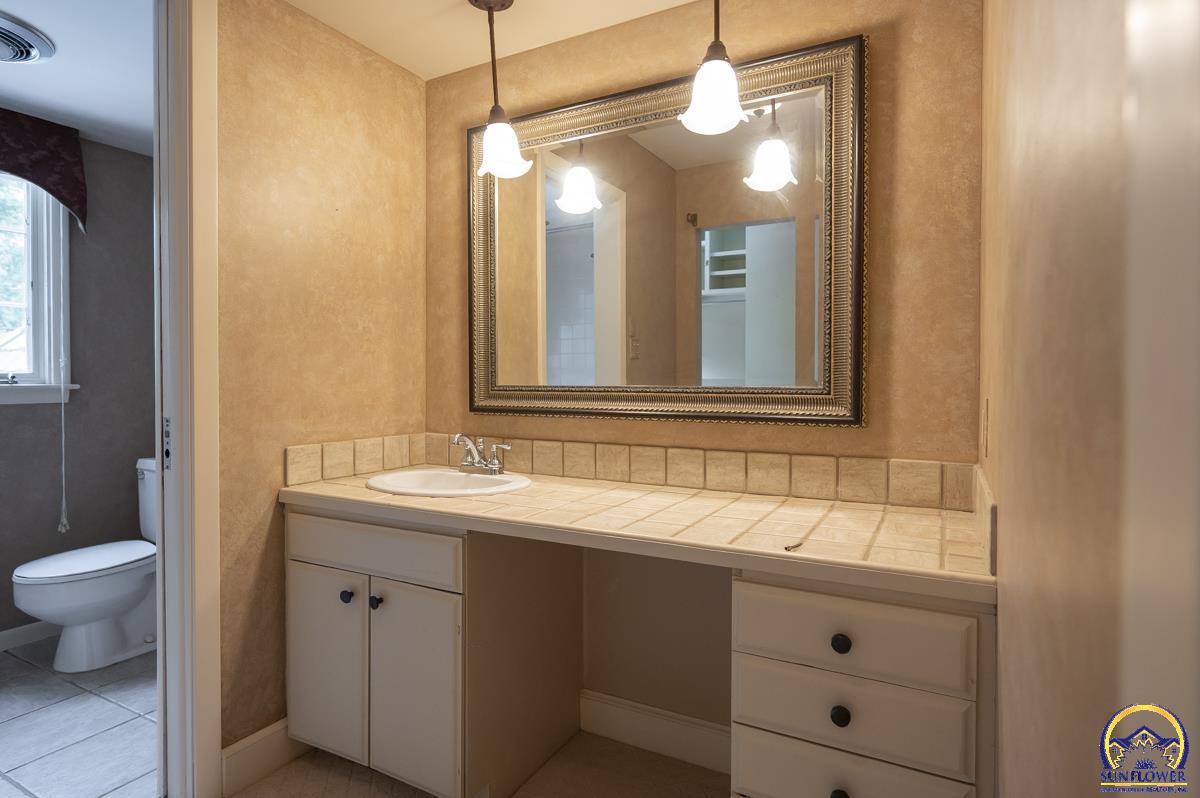 1533 Southwest Stratford Road Topeka, KS 66604 - Photo 43 of 56