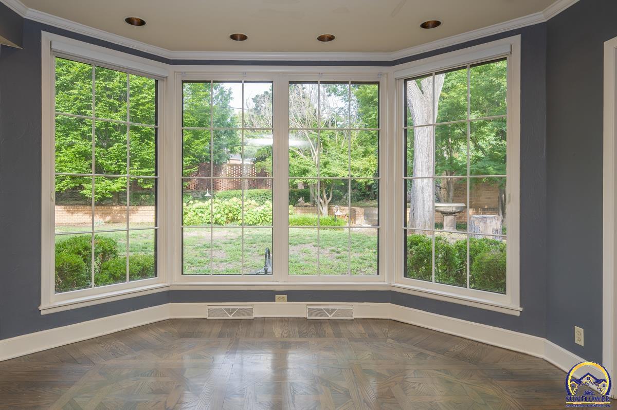 1533 Southwest Stratford Road Topeka, KS 66604 - Photo 5 of 56