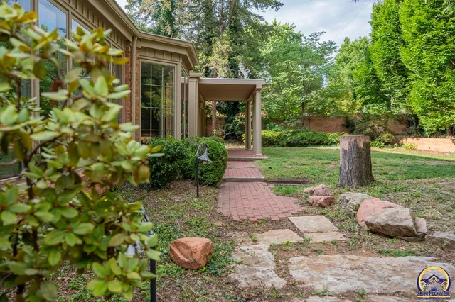 $925,000 | 1533 Southwest Stratford Road, Topeka, KS 66604