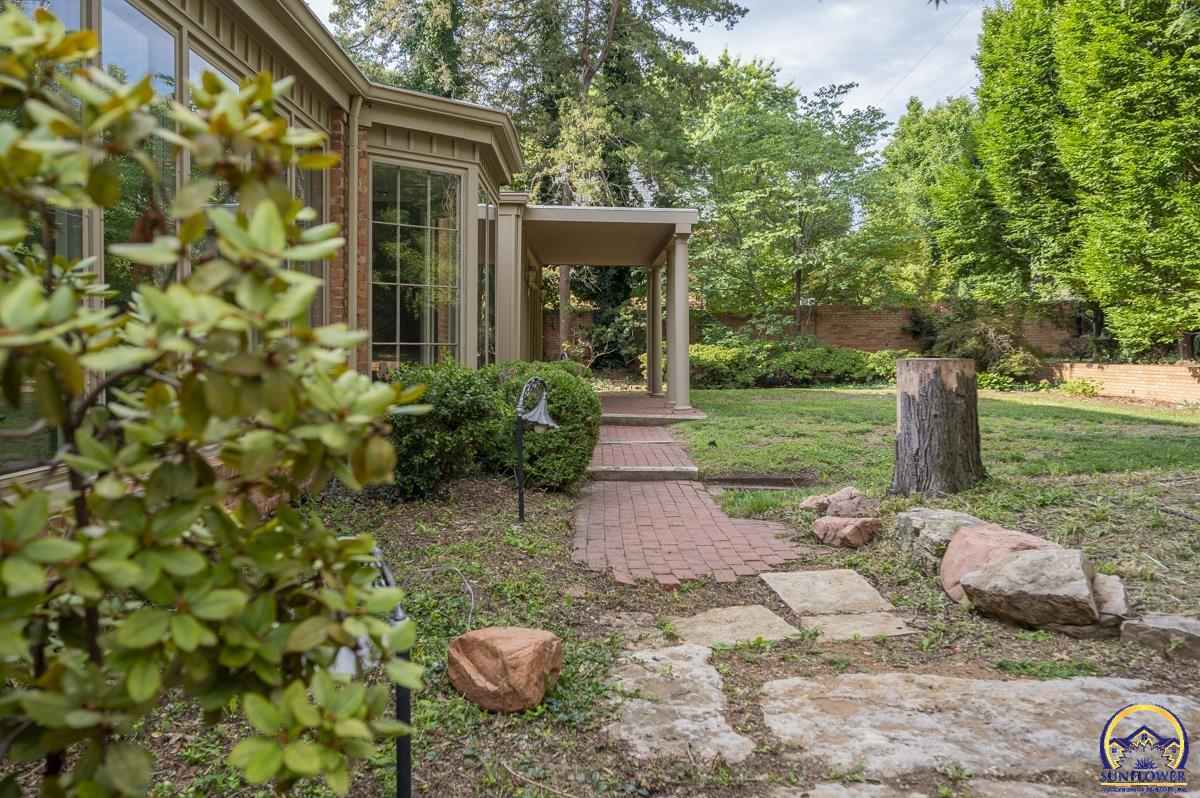 1533 Southwest Stratford Road Topeka, KS 66604 - Photo 51 of 56