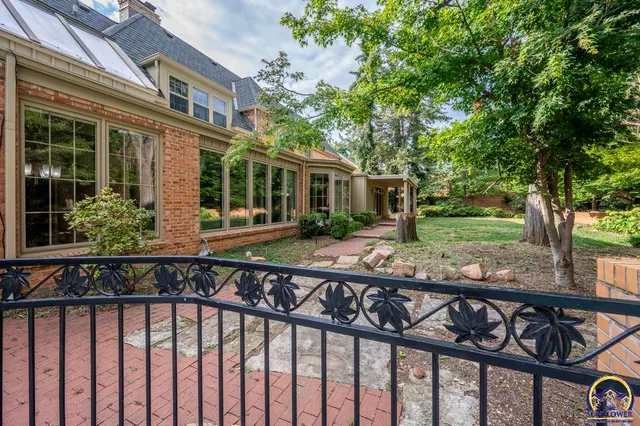 $925,000 | 1533 Southwest Stratford Road, Topeka, KS 66604