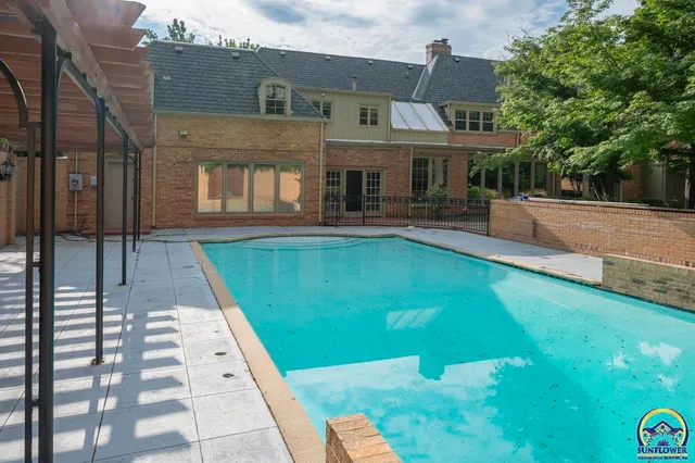 $925,000 | 1533 Southwest Stratford Road, Topeka, KS 66604