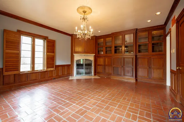 $925,000 | 1533 Southwest Stratford Road, Topeka, KS 66604