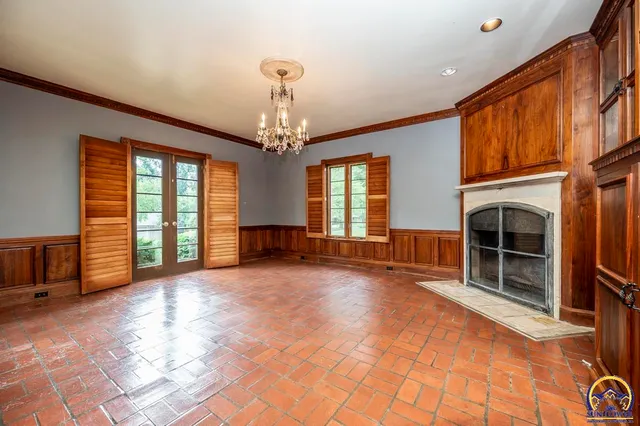 $925,000 | 1533 Southwest Stratford Road, Topeka, KS 66604