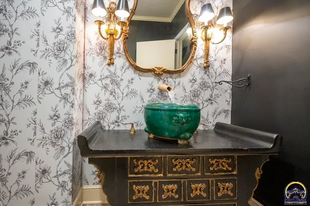 $925,000 | 1533 Southwest Stratford Road, Topeka, KS 66604