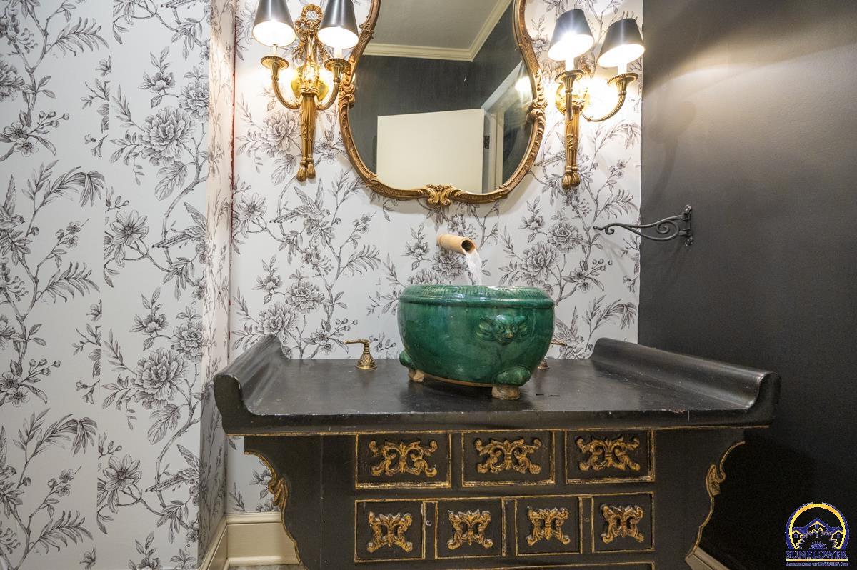 1533 Southwest Stratford Road Topeka, KS 66604 - Photo 8 of 56