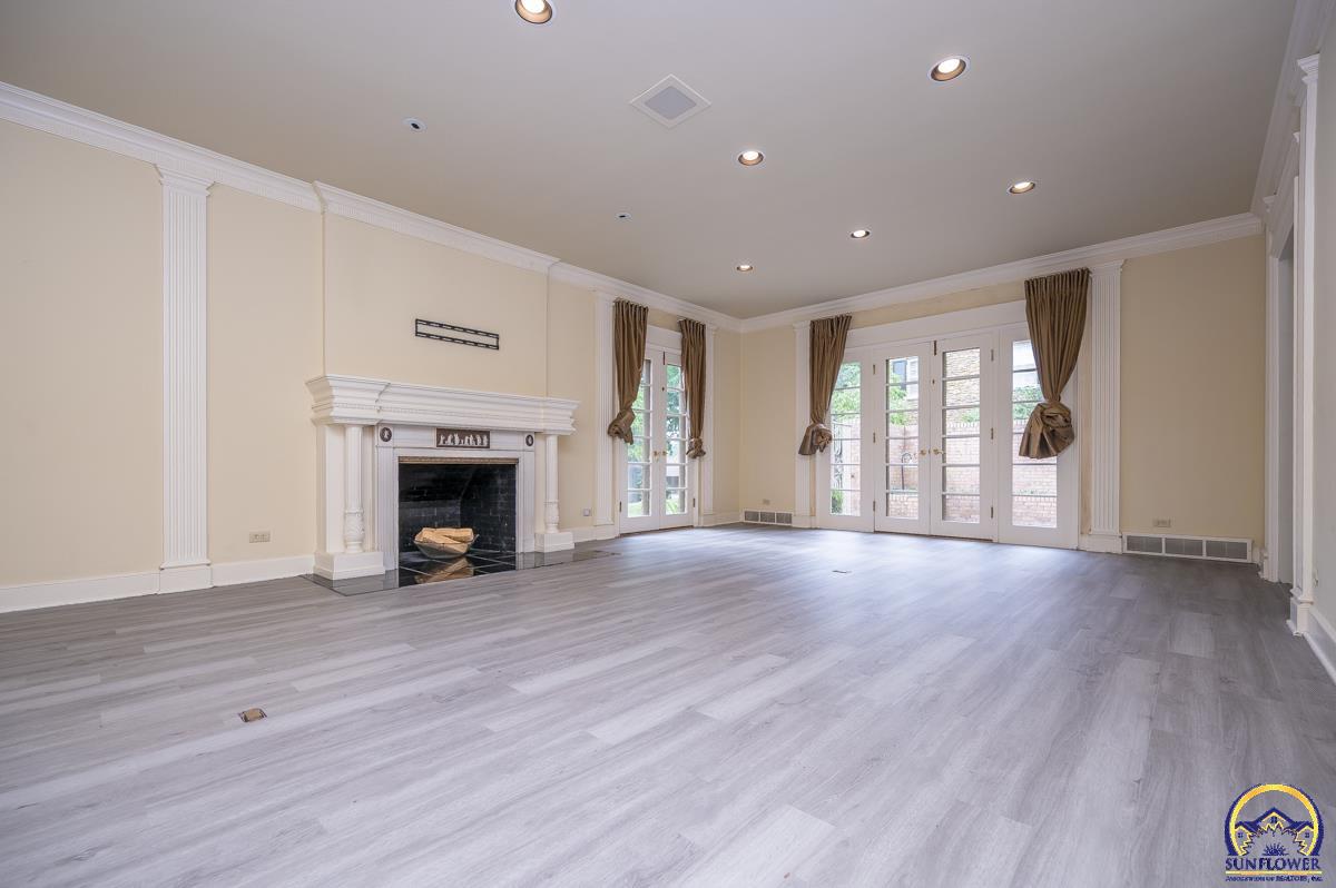 1533 Southwest Stratford Road Topeka, KS 66604 - Photo 9 of 56