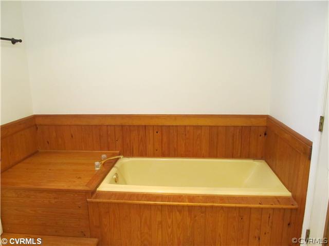6627 Turngate Road North Chesterfield, VA 23234 - Photo 19 of 24 Master Bath - LARGE SOAKING TUB