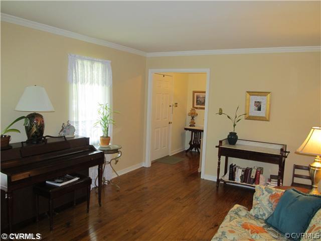 6627 Turngate Road North Chesterfield, VA 23234 - Photo 5 of 24 Living Room - VERY IMPRESSIVE