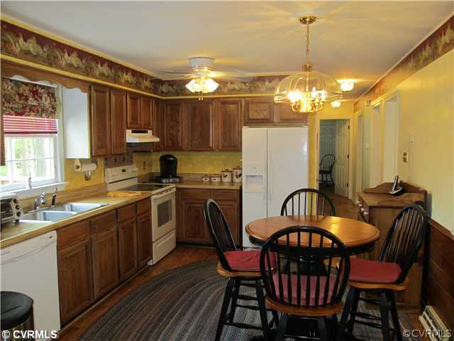 6627 Turngate Road North Chesterfield, VA 23234 - Photo 8 of 24 Kitchen - LARGE EAT-IN KITCHEN WITH LAMINATE FLOOR