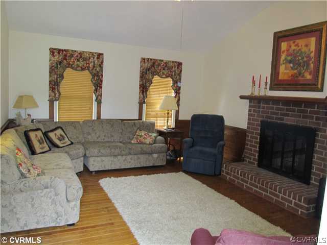6627 Turngate Road North Chesterfield, VA 23234 - Photo 10 of 24 Den/Family/Great Room - THE FAMILY ROOM OFFERS WOO