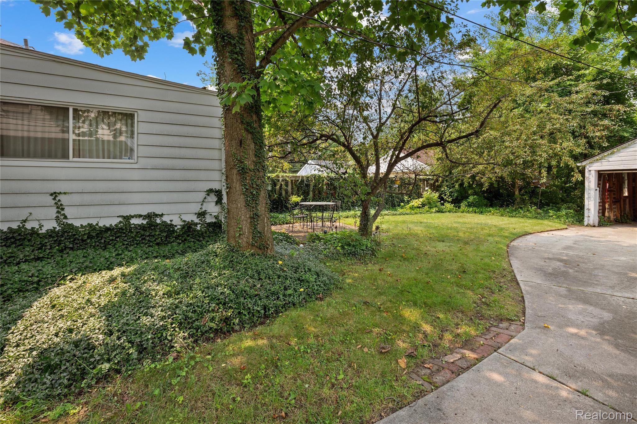 20475 Picadilly Road Detroit, MI 48221 - Photo 29 of 29 Well Manicured Yard