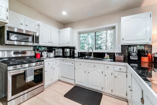 $949,900 | 11495 St Bernard Drive, Truckee, CA 96161