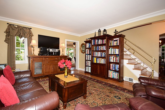 311 Shenstone Road Riverside, IL 60546 - Photo 3 of 24