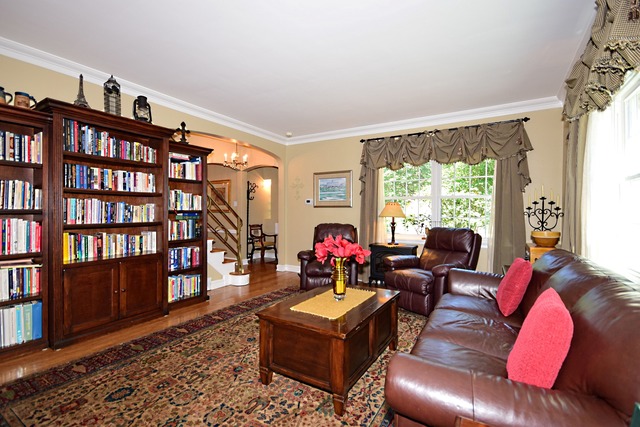 311 Shenstone Road Riverside, IL 60546 - Photo 4 of 24