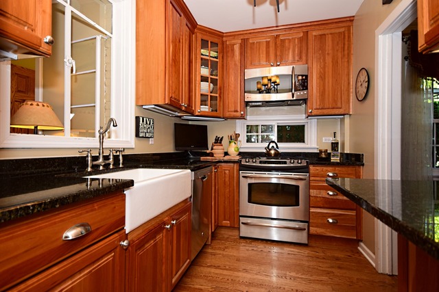 311 Shenstone Road Riverside, IL 60546 - Photo 7 of 24