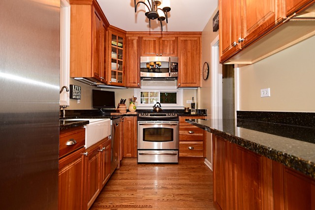 311 Shenstone Road Riverside, IL 60546 - Photo 8 of 24
