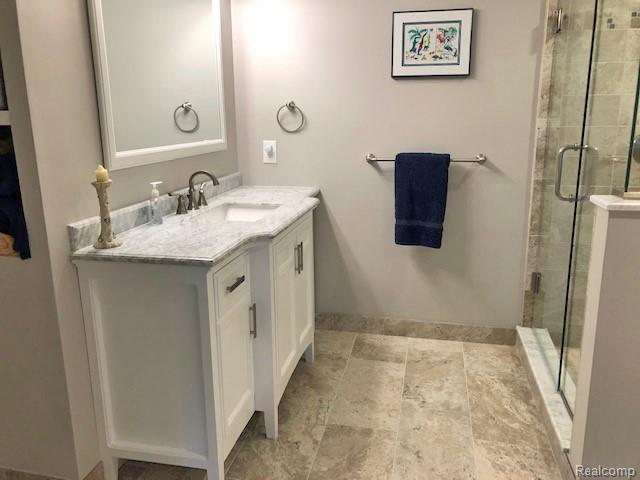 356 Meadow Bridge Drive Rochester, MI 48307 - Photo 22 of 30 Mater Bath with Ceramic Flooring