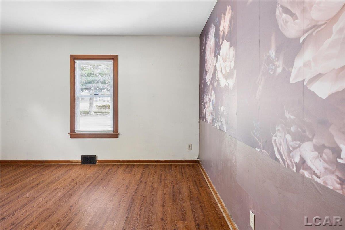 1237 Vine Street Adrian, MI 49221 - Photo 13 of 24 50213282-0f1b87f5-7e1b-402a-9c1d-ecfaaaf6209b.JPG