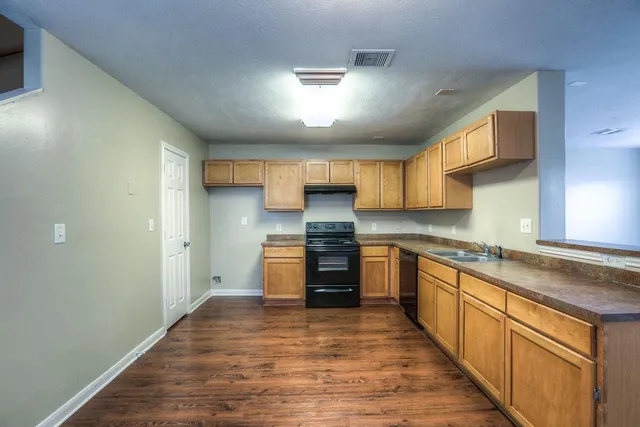 $1,675 | 10610 Pine Landing Drive, Unit B, Houston, TX 77088