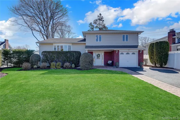 $949,000 | 10 Dale Court, Massapequa, NY 11758