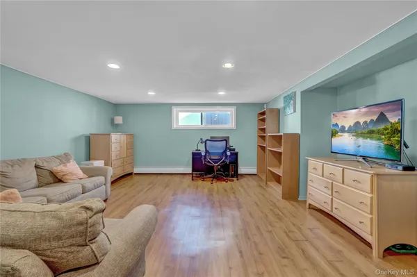 $949,000 | 10 Dale Court, Massapequa, NY 11758