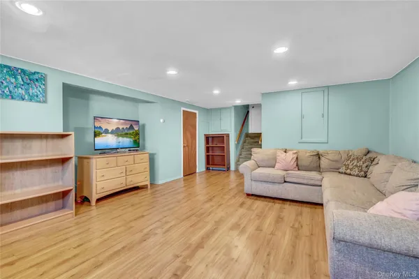 $949,000 | 10 Dale Court, Massapequa, NY 11758