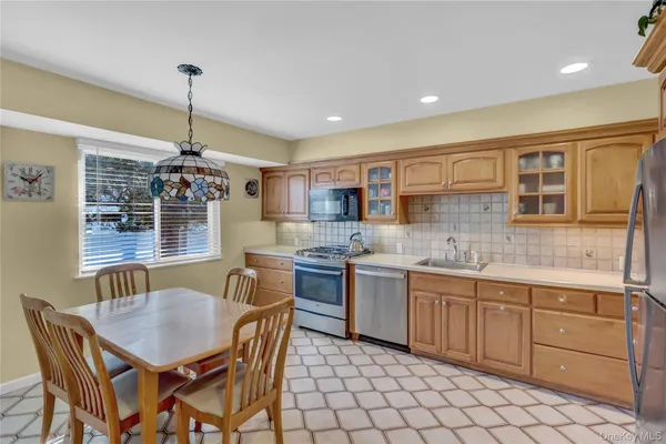 $949,000 | 10 Dale Court, Massapequa, NY 11758