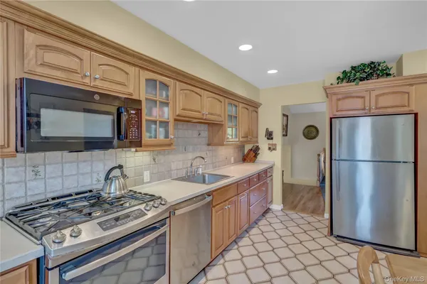 $949,000 | 10 Dale Court, Massapequa, NY 11758