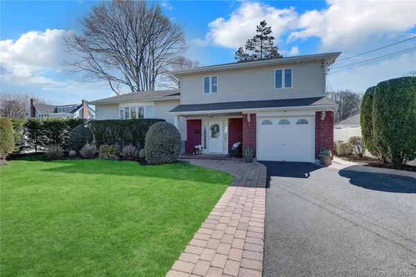 $949,000 | 10 Dale Court, Massapequa, NY 11758