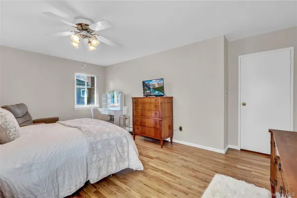 $949,000 | 10 Dale Court, Massapequa, NY 11758