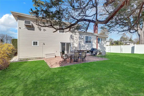 $949,000 | 10 Dale Court, Massapequa, NY 11758