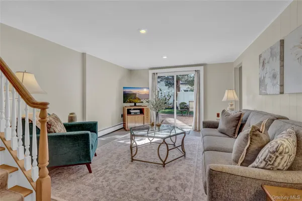 $949,000 | 10 Dale Court, Massapequa, NY 11758