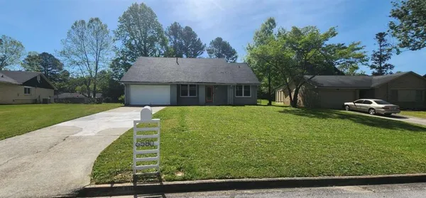 a view of a house with a yard