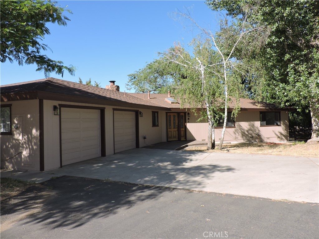 26931 Columbia Way Tehachapi, CA 93561 - Photo 11 of 49 Two car garage with separate automatic doors and remotes.