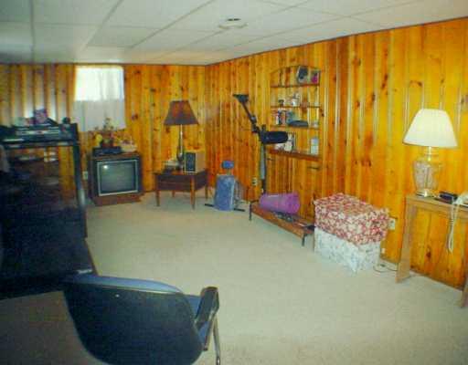 301 Old Farm Road Mt. Lebanon, PA 15228 - Photo 7 of 8 Den/Family/Great Room.