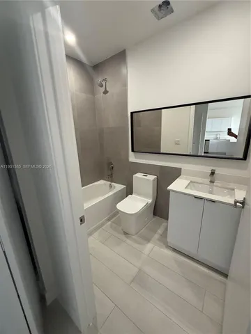 $2,400 | 1091 East 17th Street, Unit 402, Hialeah, FL 33010