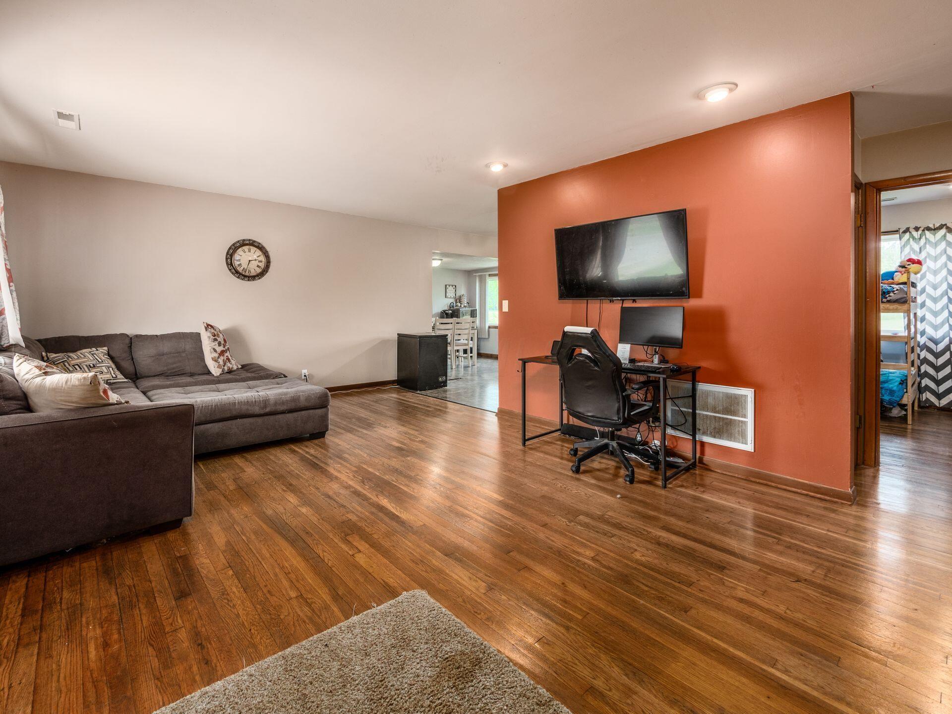150 County Line Road Hopewell, OH 43746 - Photo 2 of 39 Living Room
