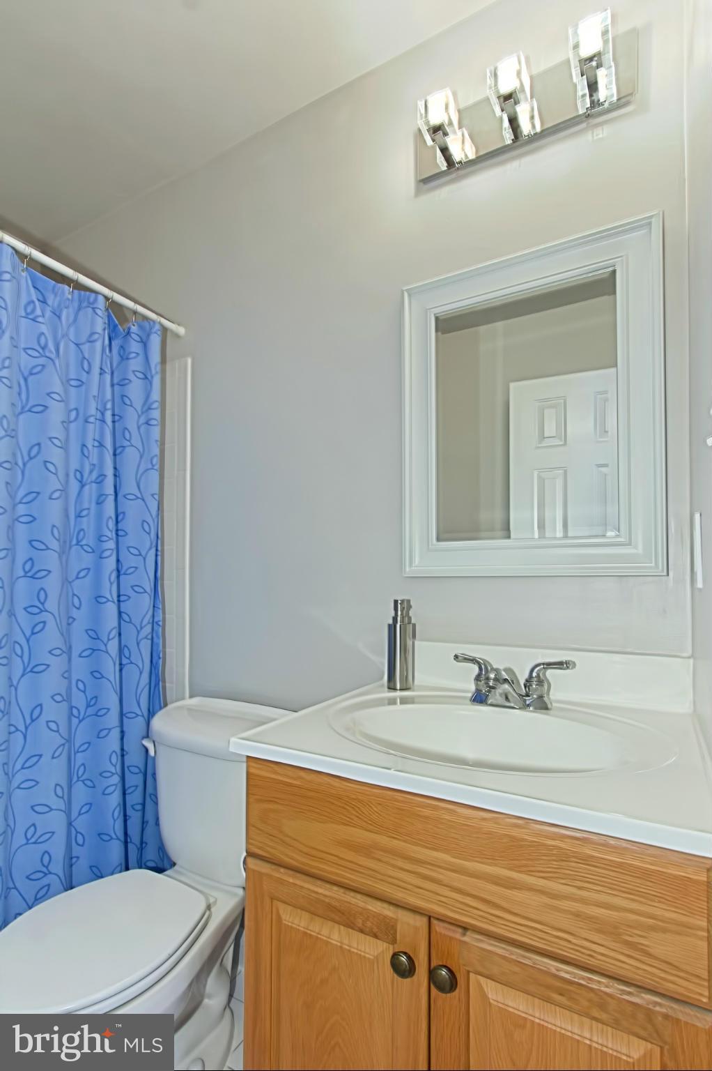 10415 Adel Road Oakton, VA 22124 - Photo 20 of 30 Upper Level Bathroom