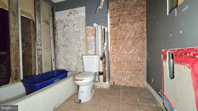 a room with lots of flowers