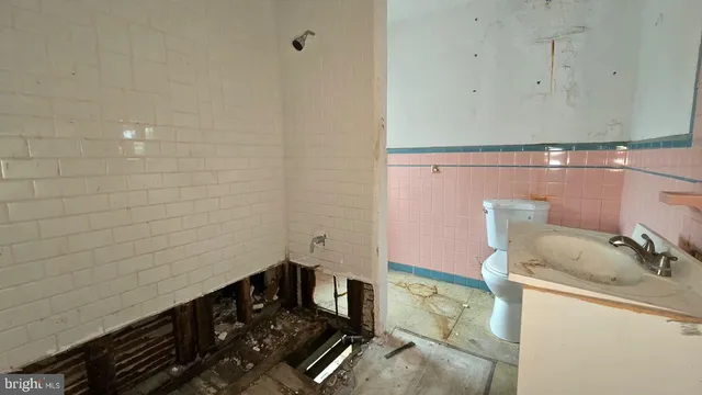 a car parked in front of a building